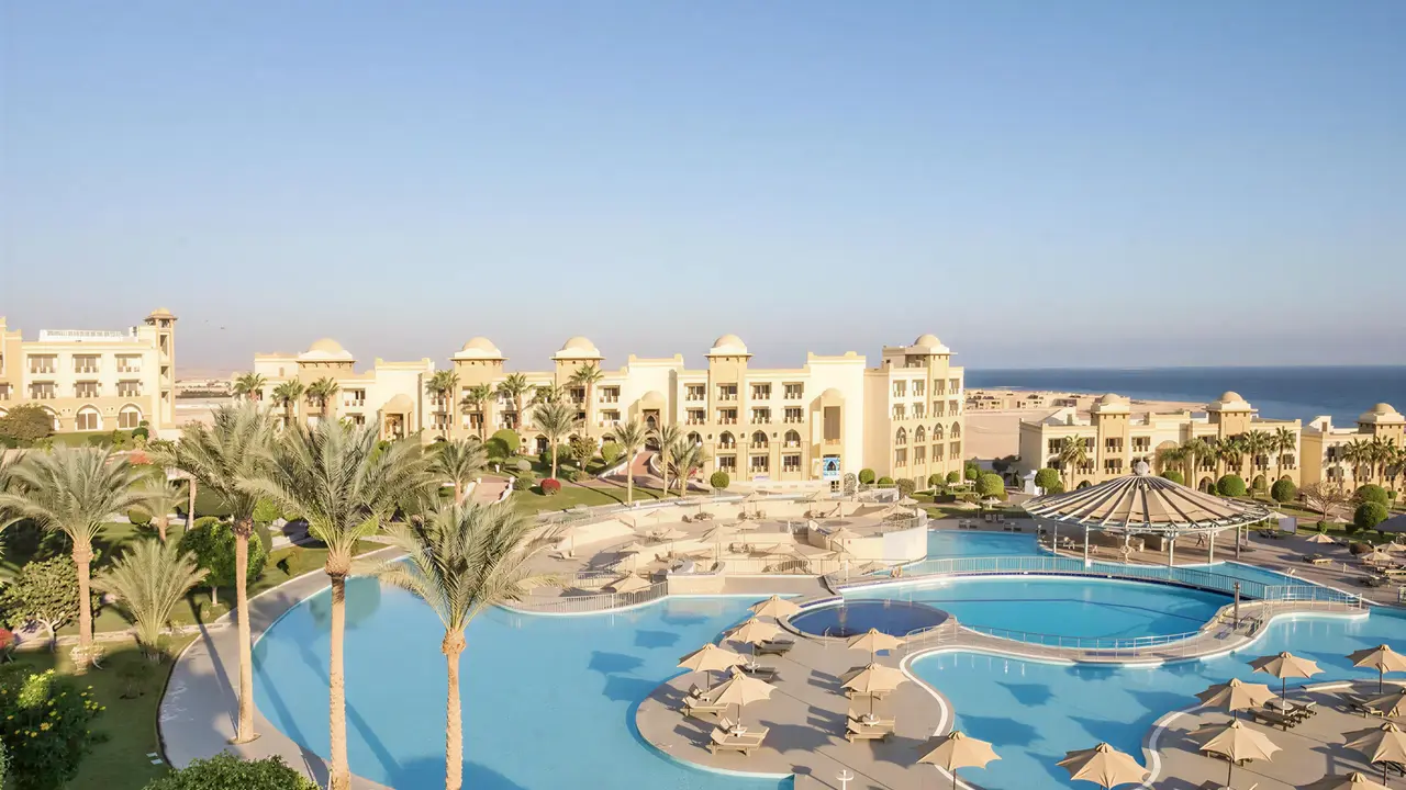 Panorama kompleksu Serenity Alpha Beach z basenami i budynkami