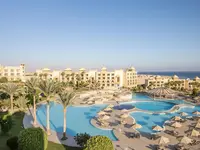 Panorama kompleksu Serenity Alpha Beach z basenami i budynkami