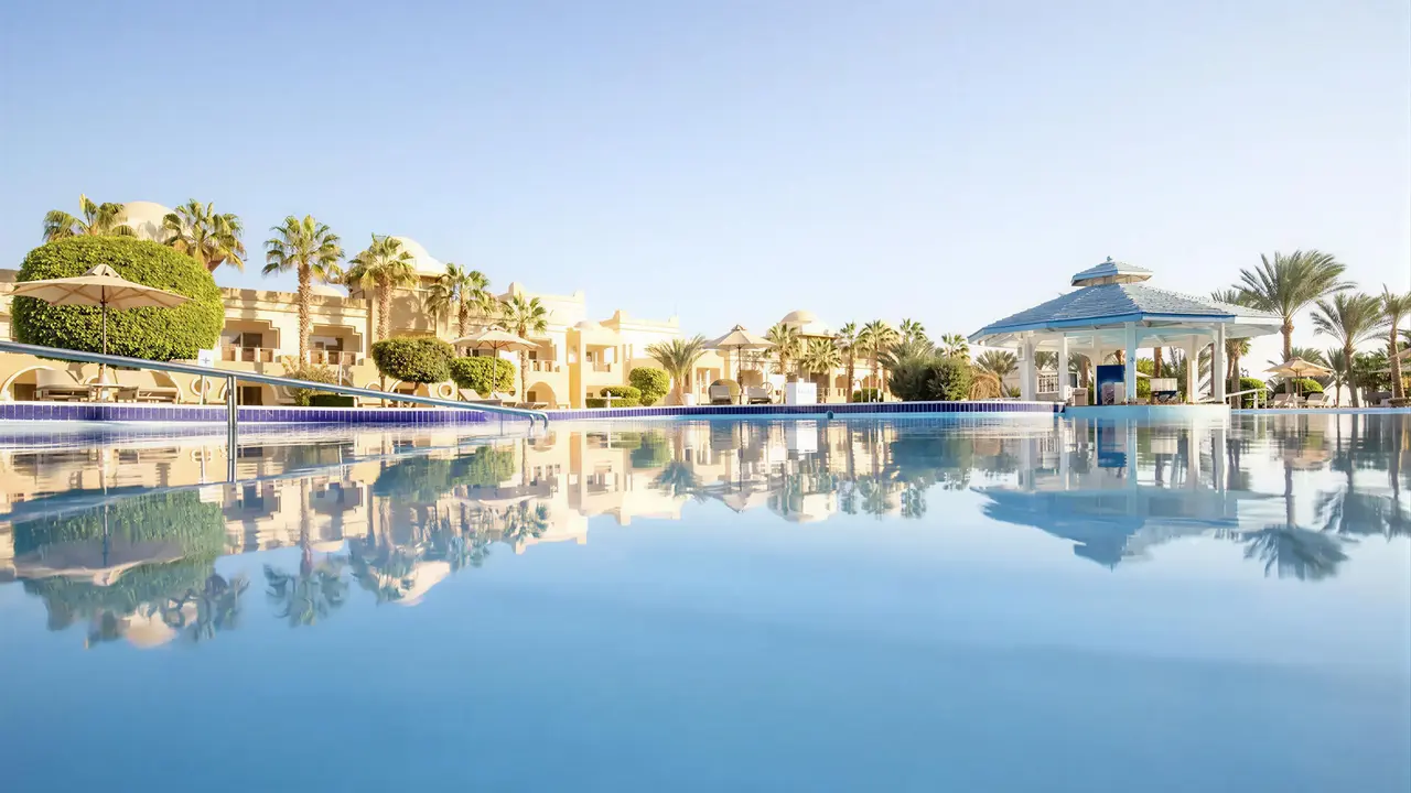 Basen w hotelu Serenity Alpha Beach