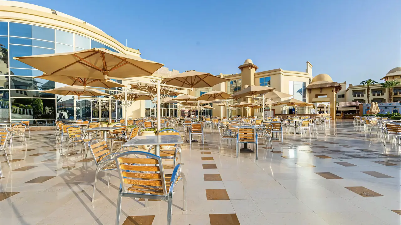 Taras z meblami restauracyjnymi w Serenity Alpha Beach