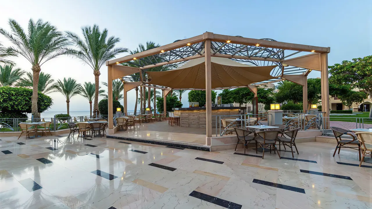 Otwarty bar z widokiem w Serenity Alpha Beach