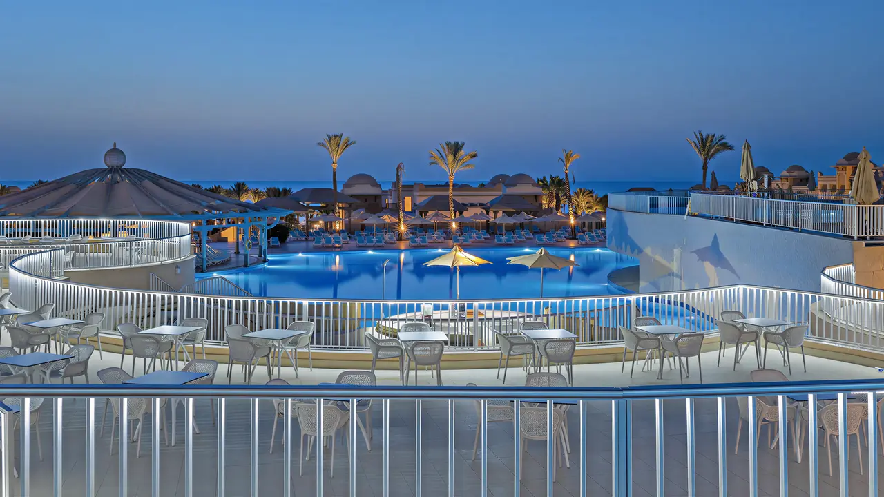 Basen i taras z widokiem w Serenity Alpha Beach