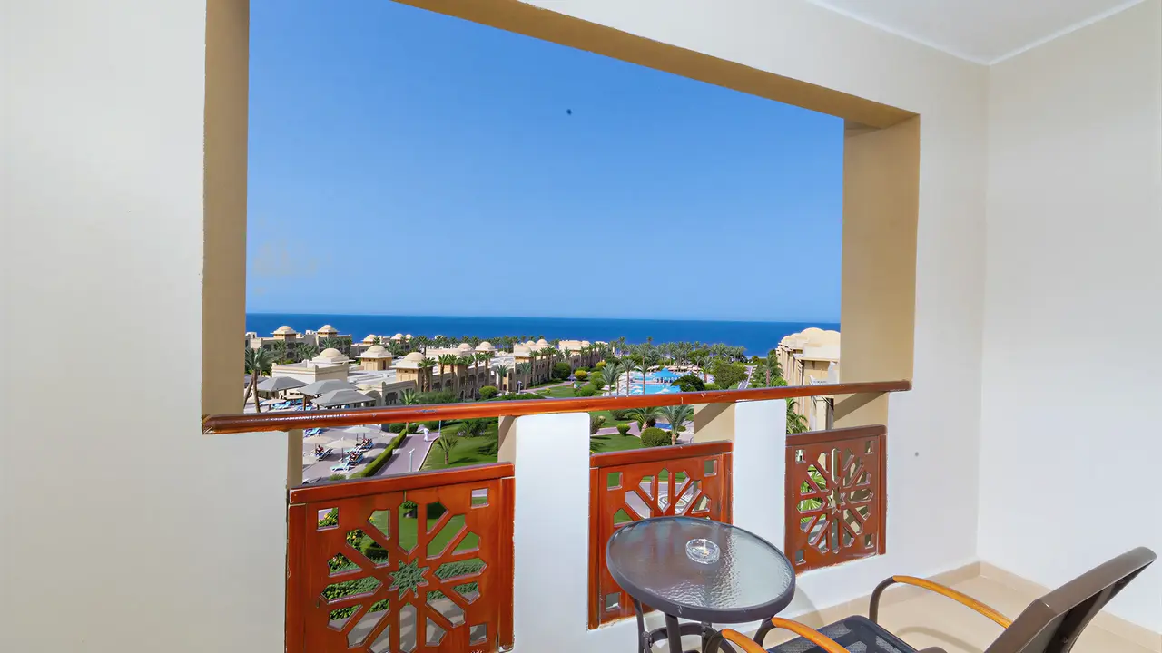 Balkon z widokiem na kompleks Serenity Alpha Beach