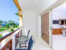 Balkon i wnętrze pokoju w Serenity Alpha Beach