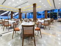 Restauracja w hotelu Serenity Alpha Beach z nakrytymi stołami
