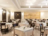 Elegancka restauracja w Serenity Alpha Beach z nakrytymi stołami