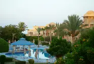 Widok na budynki i baseny w Serenity Alpha Beach