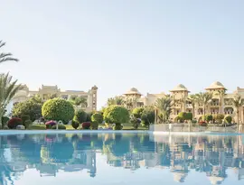 Basen w hotelu Serenity Alpha Beach z widokiem na budynki