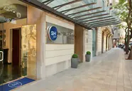 Eleganckie wejście do SH Ingles od strony ulicy
