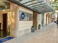 Eleganckie wejście do SH Ingles od strony ulicy