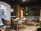 Stolik i krzesła w restauracji SH Ingles