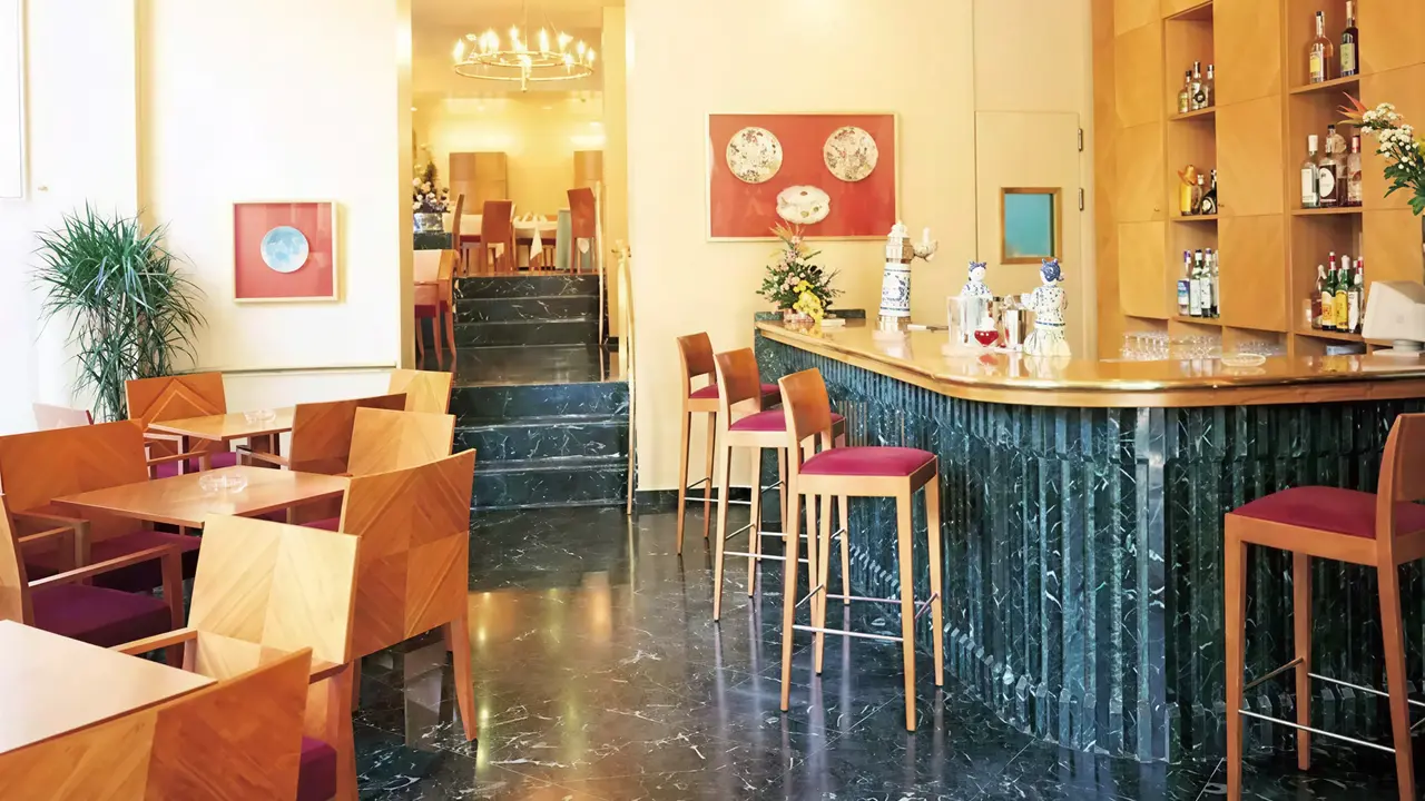 Bar z wysokimi hokerami w SH Ingles