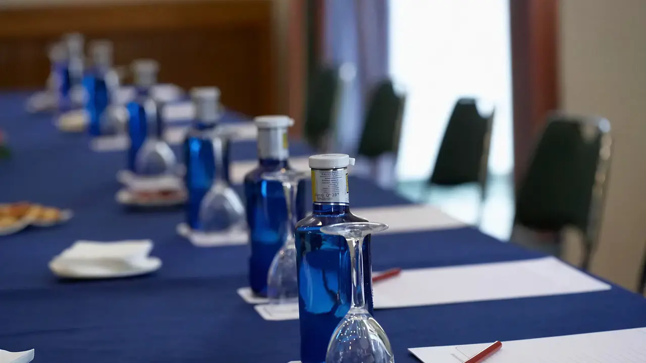 Stół konferencyjny z wodą w SH Ingles