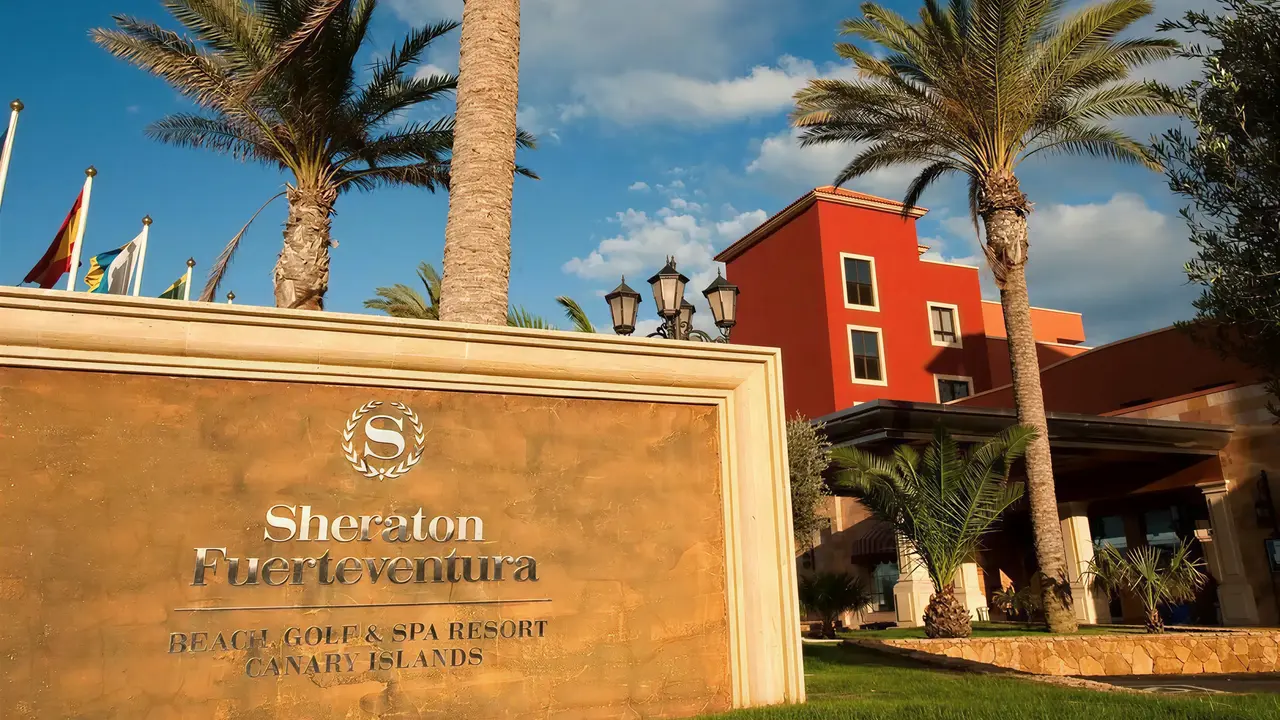 Elewacja i znak przed wejściem do Sheraton Fuerteventura Beach Golf & Spa Resort