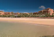 Widok na kompleks budynków Sheraton Fuerteventura Beach Golf & Spa Resort od plaży