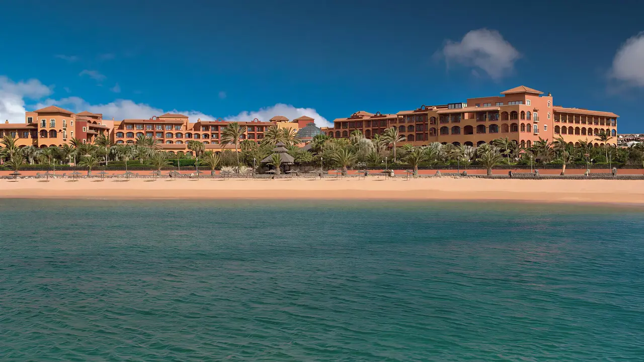 Widok na budynki Sheraton Fuerteventura Beach Golf & Spa Resort od strony morza