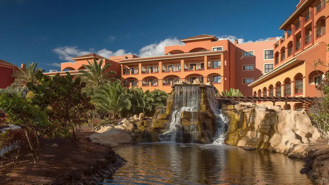 Budynki Sheraton Fuerteventura Beach Golf & Spa Resort z dekoracyjnym wodospadem i roślinnością