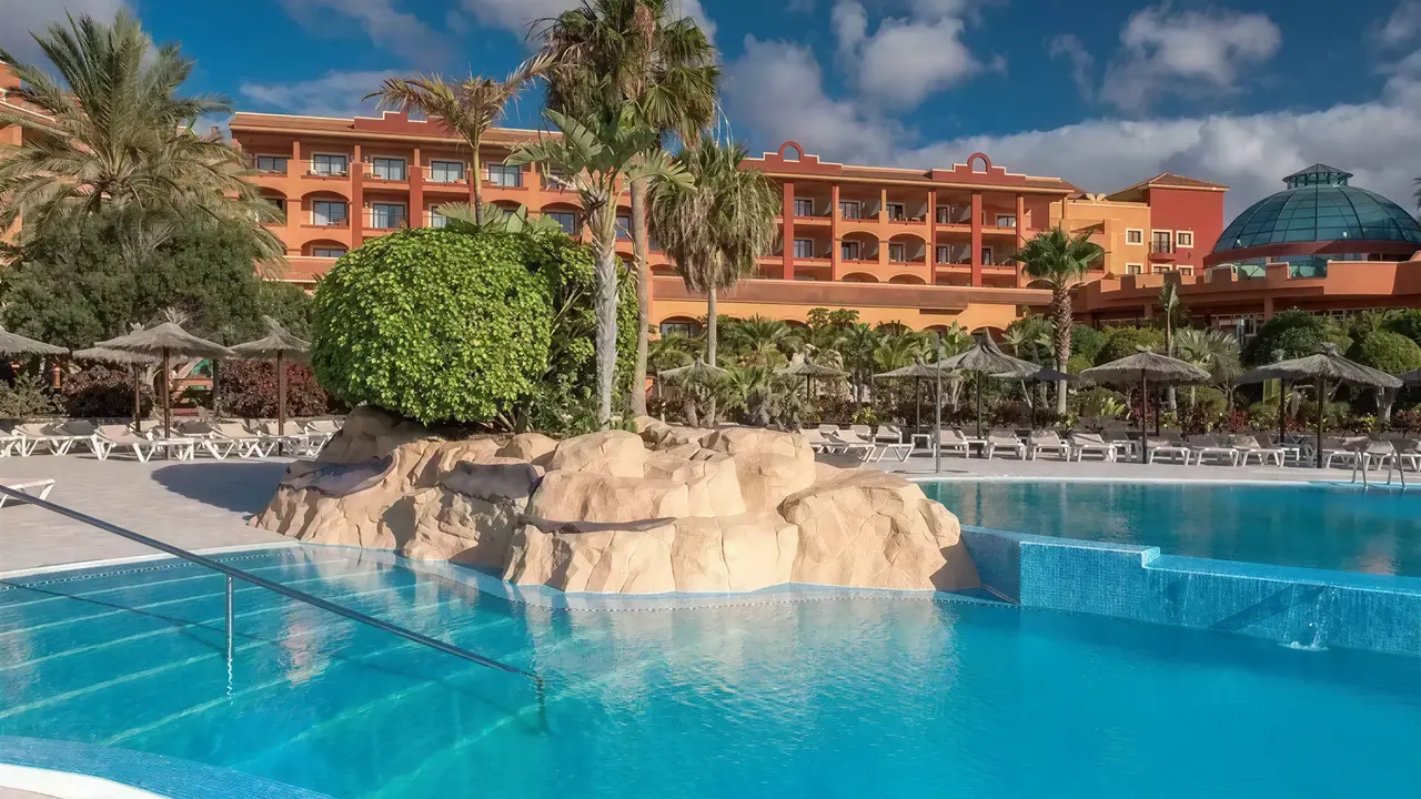 Basen z niebieską wodą w Sheraton Fuerteventura Beach Golf & Spa Resort