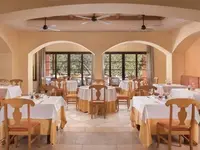 Restauracja w Sheraton Fuerteventura Beach Golf & Spa Resort z nakrytymi stołami