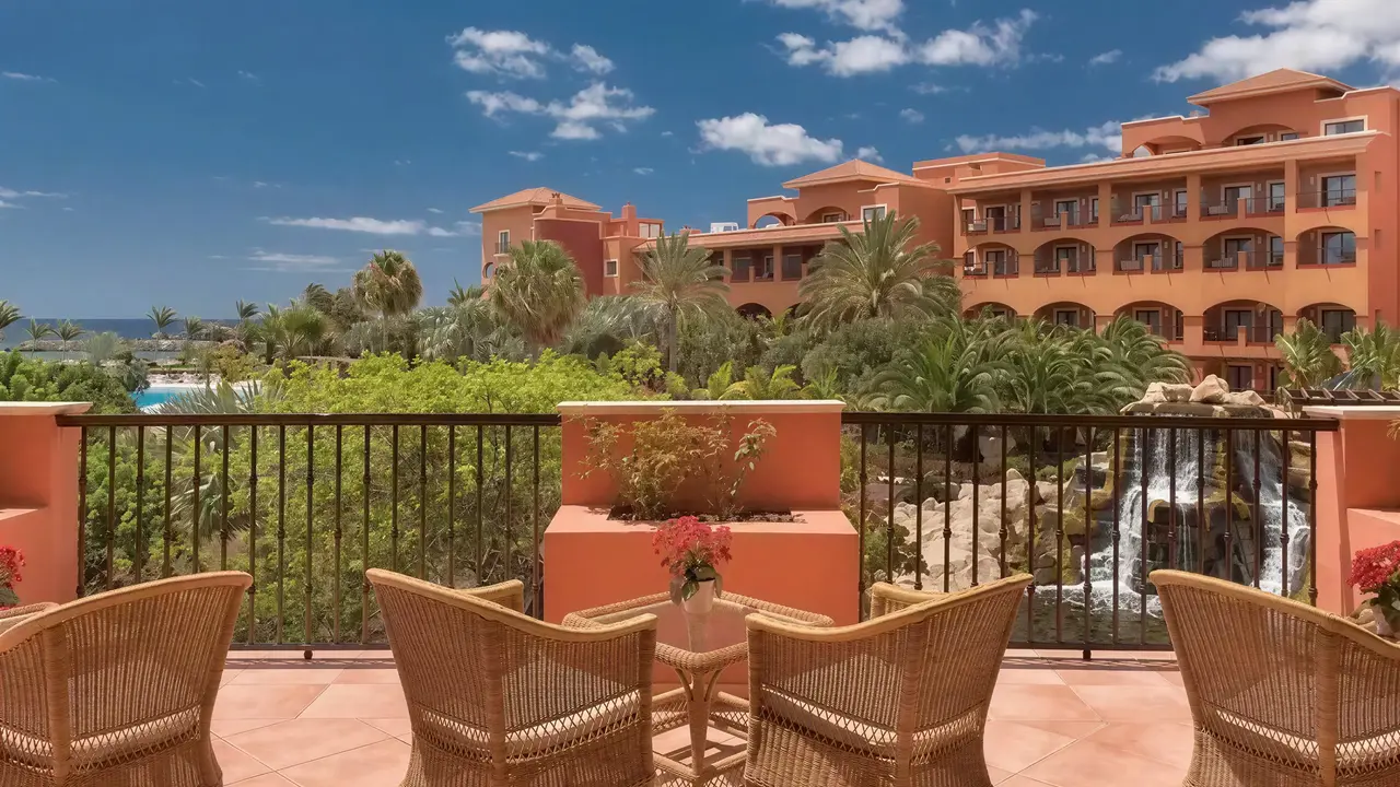 Taras z widokiem na budynki Sheraton Fuerteventura Beach Golf & Spa Resort