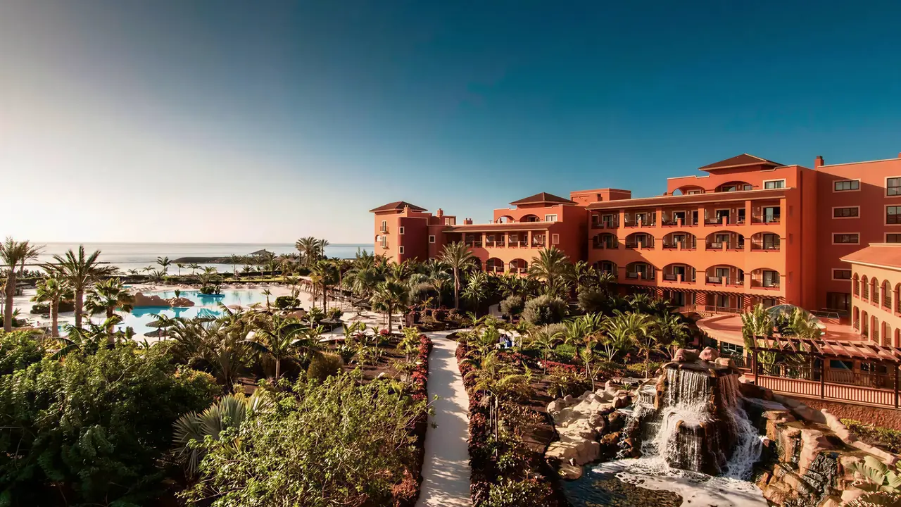 Widok na budynki i teren Sheraton Fuerteventura Beach Golf & Spa Resort