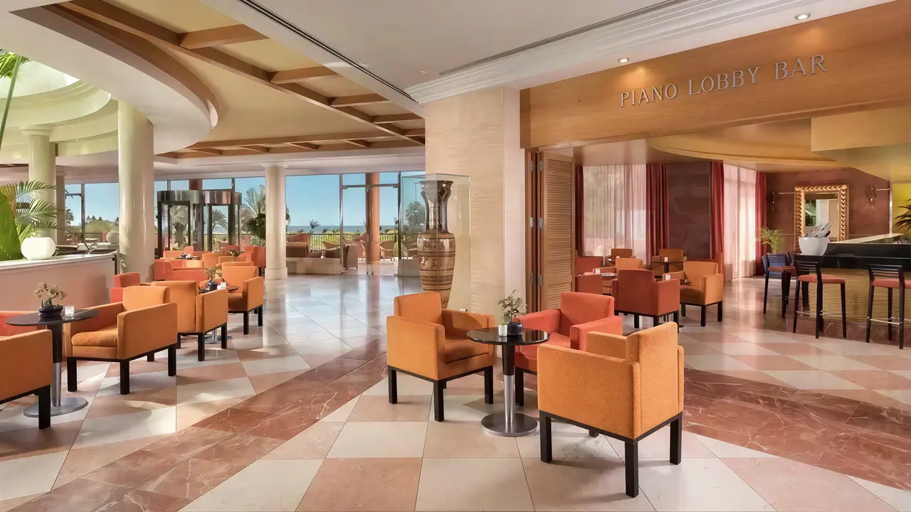 Lobby bar z pomarańczowymi fotelami w Sheraton Fuerteventura Beach Golf & Spa Resort
