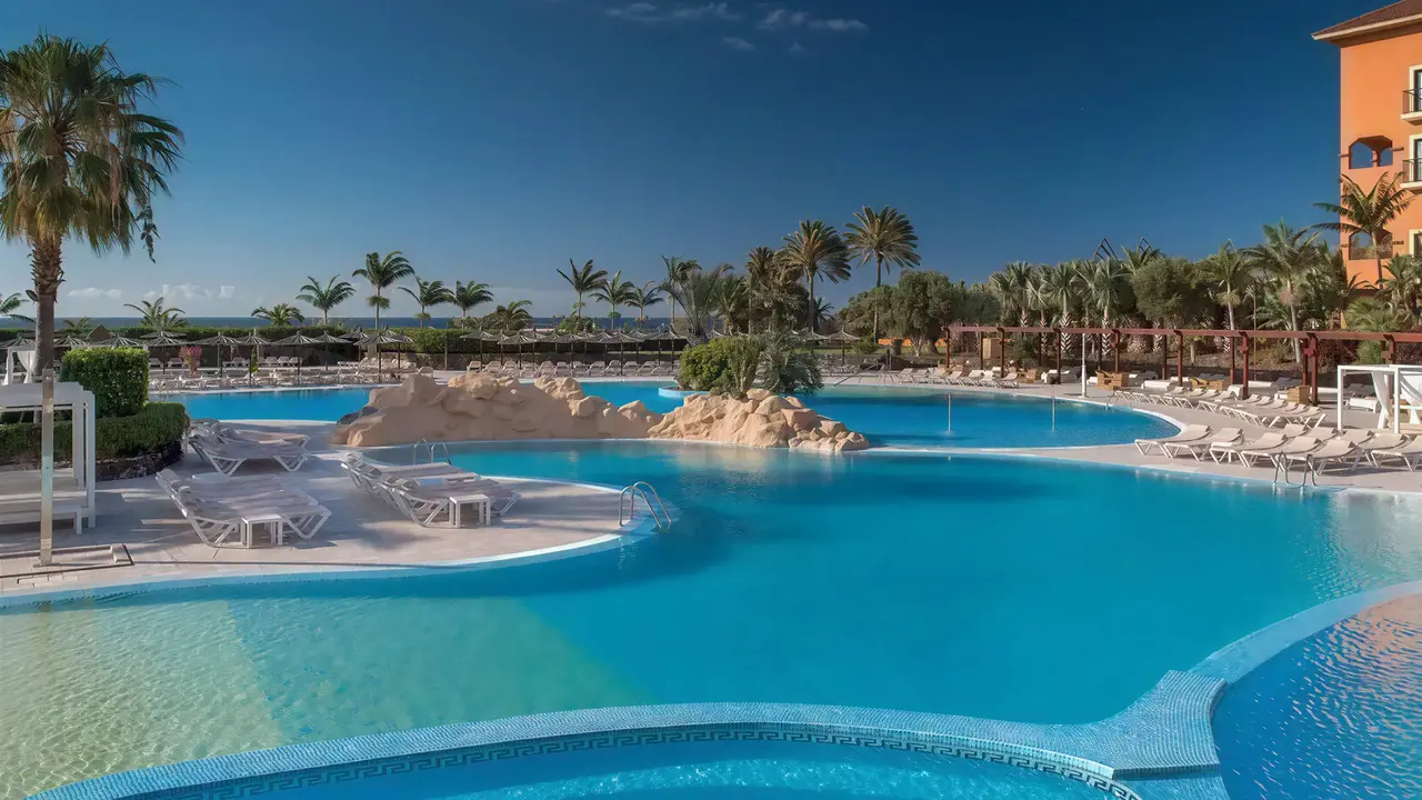 Baseny i leżaki w Sheraton Fuerteventura Beach Golf & Spa Resort