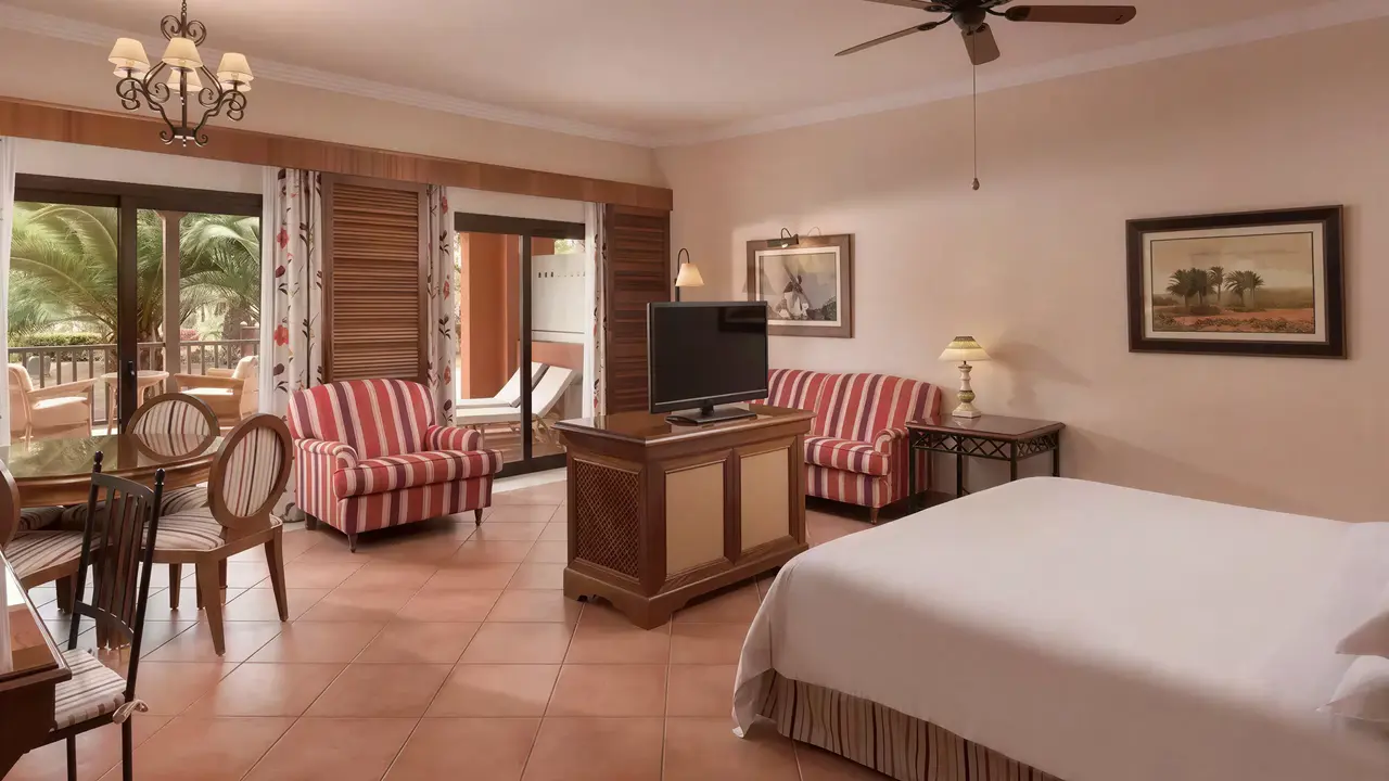 Przytulny pokój z łóżkiem w Sheraton Fuerteventura Beach Golf & Spa Resort