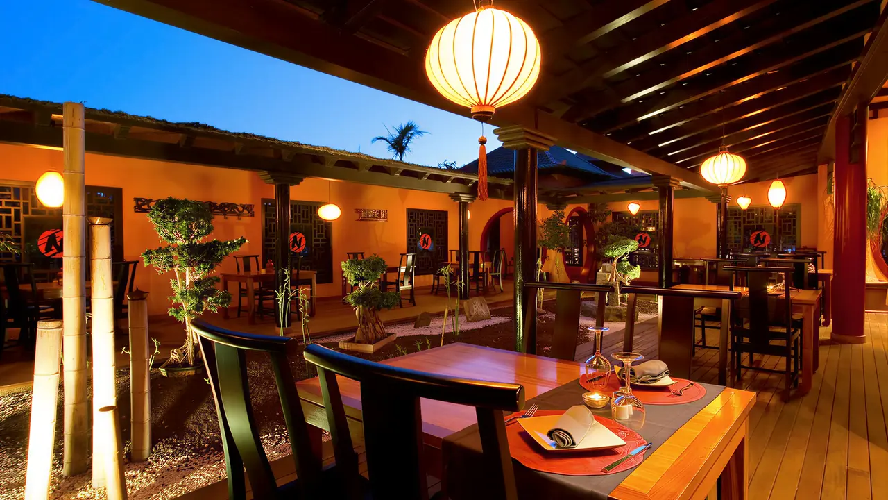 Restauracja w Sheraton Fuerteventura Beach Golf & Spa Resort z drewnianymi stołami