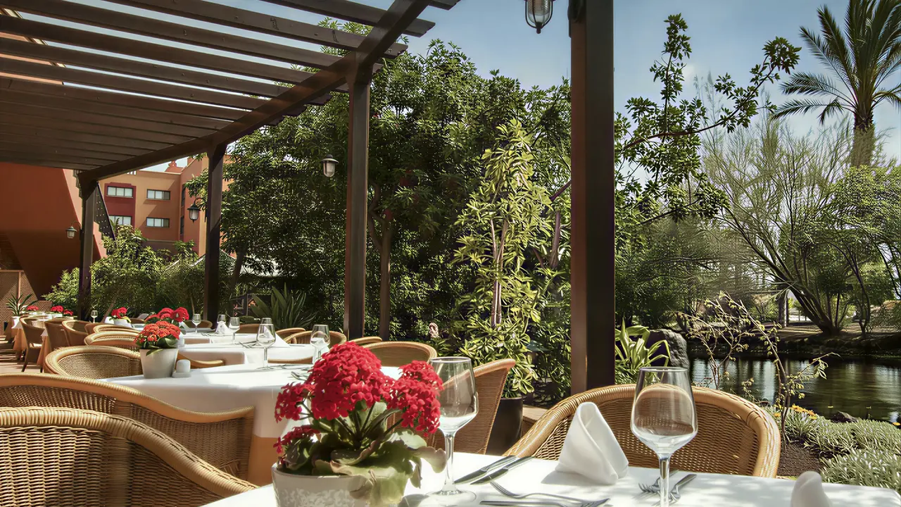 Restauracja na świeżym powietrzu w Sheraton Fuerteventura Beach Golf & Spa Resort