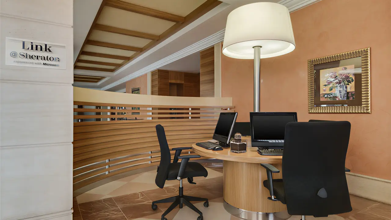 Kącik biznesowy z komputerami w Sheraton Fuerteventura Beach Golf & Spa Resort