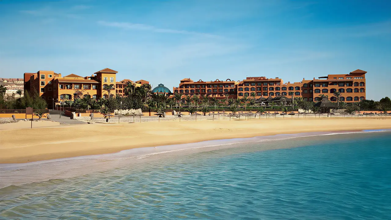 Widok na kompleks Sheraton Fuerteventura Beach Golf & Spa Resort z plaży
