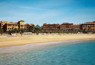 Widok na kompleks Sheraton Fuerteventura Beach Golf & Spa Resort z plaży