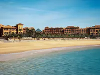 Widok na kompleks Sheraton Fuerteventura Beach Golf & Spa Resort z plaży