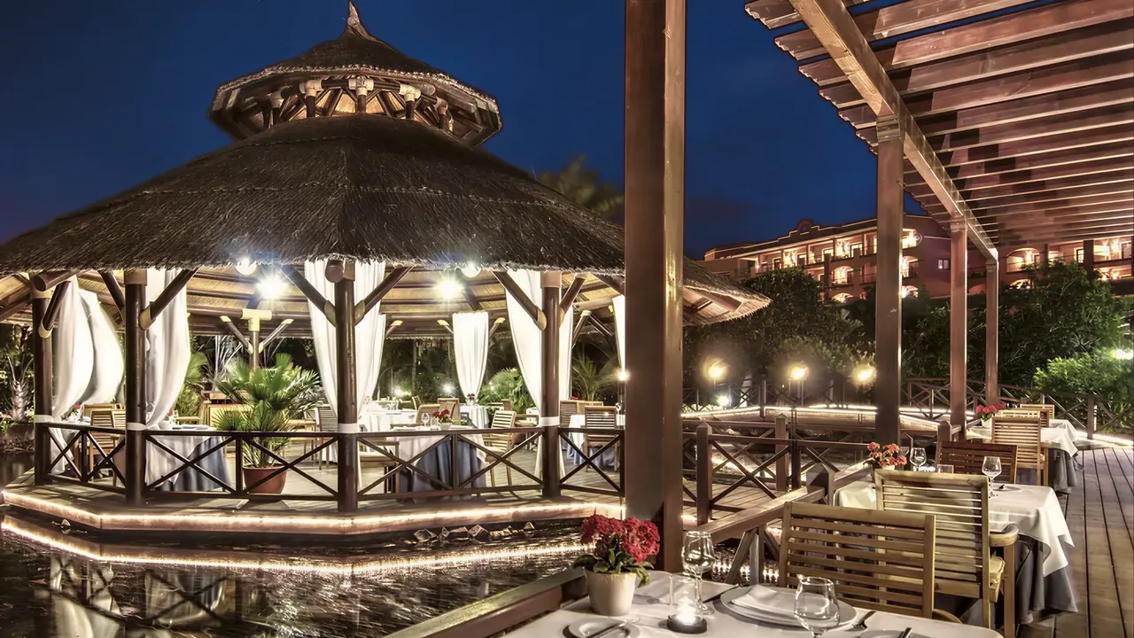 Elegancka restauracja w Sheraton Fuerteventura Beach Golf & Spa Resort z widokiem na wodę