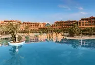 Widok na kompleks basenów i budynki Sheraton Fuerteventura Beach Golf & Spa Resort
