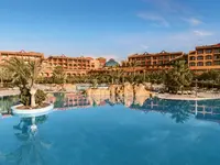 Widok na kompleks basenów i budynki Sheraton Fuerteventura Beach Golf & Spa Resort