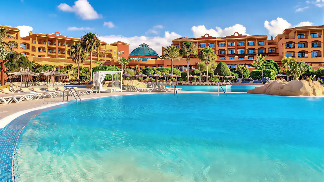 Basen zewnętrzny z leżakami w Sheraton Fuerteventura Beach Golf & Spa Resort
