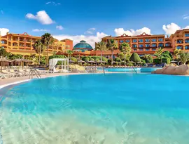 Basen zewnętrzny z leżakami w Sheraton Fuerteventura Beach Golf & Spa Resort