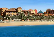 Widok na budynki Sheraton Fuerteventura Beach Golf & Spa Resort od strony plaży