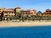 Widok na budynki Sheraton Fuerteventura Beach Golf & Spa Resort od strony plaży