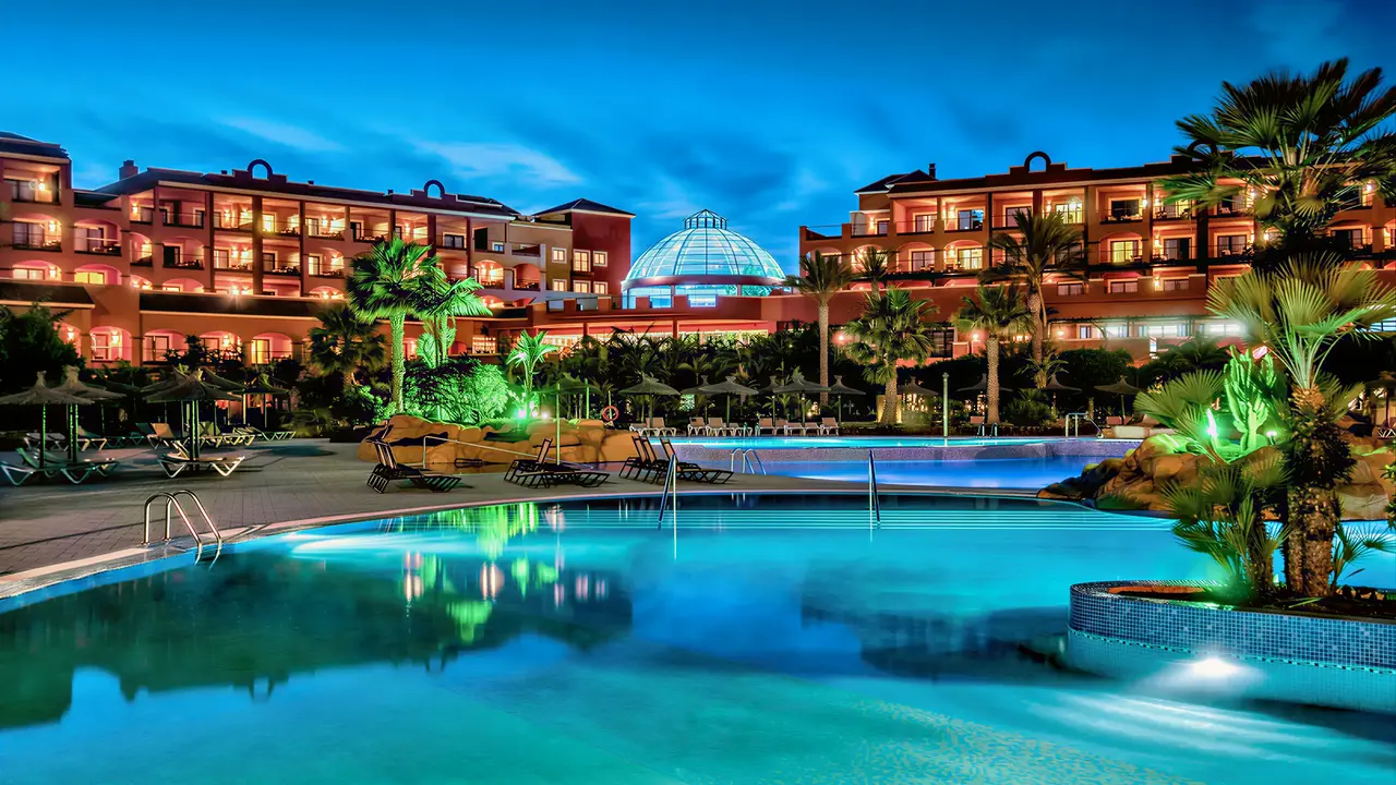 Widok na budynki i baseny Sheraton Fuerteventura Beach Golf & Spa Resort wieczorem