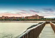 Widok na budynki Sheraton Fuerteventura Beach Golf & Spa Resort z drewnianego pomostu