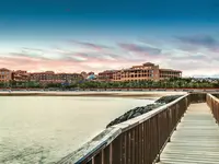 Widok na budynki Sheraton Fuerteventura Beach Golf & Spa Resort z drewnianego pomostu