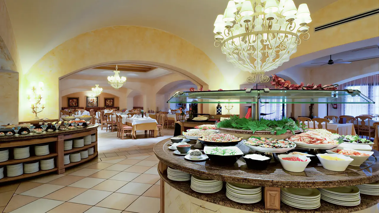 Bufet z jedzeniem w Sheraton Fuerteventura Beach Golf & Spa Resort