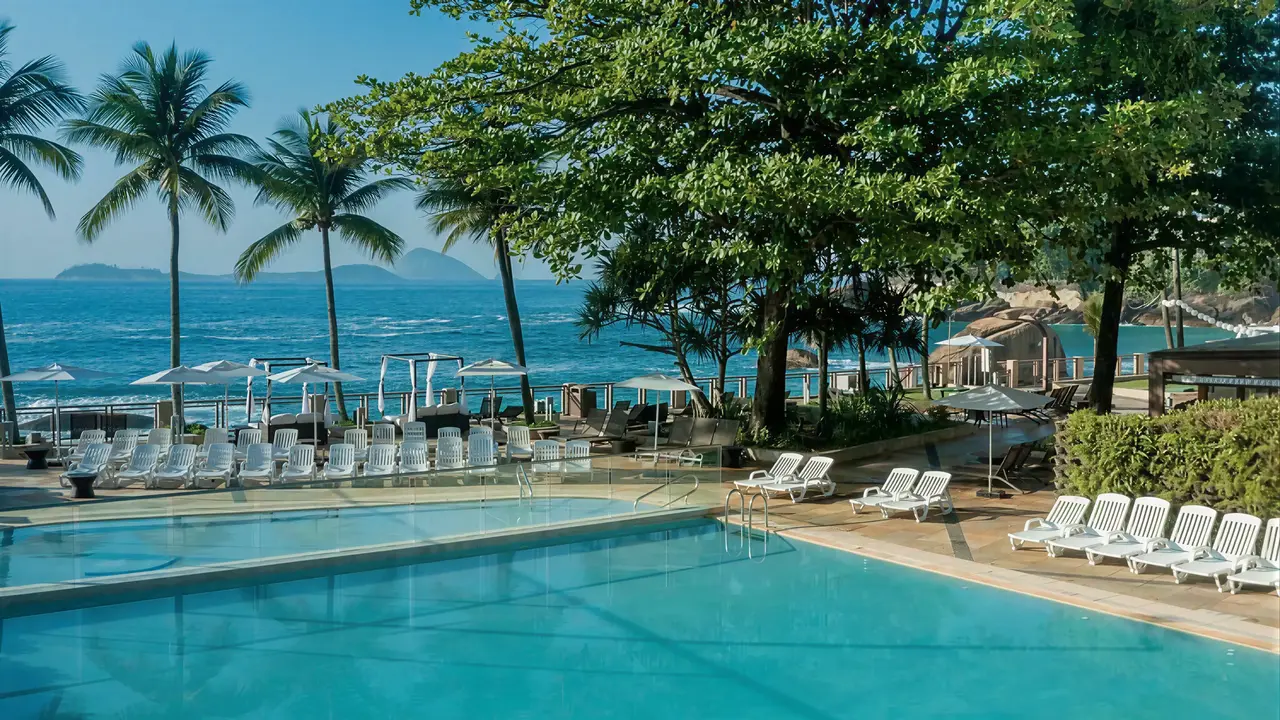 Basen z leżakami w Sheraton Grand Rio