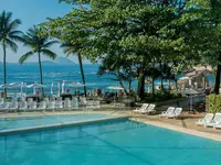 Basen z leżakami w Sheraton Grand Rio