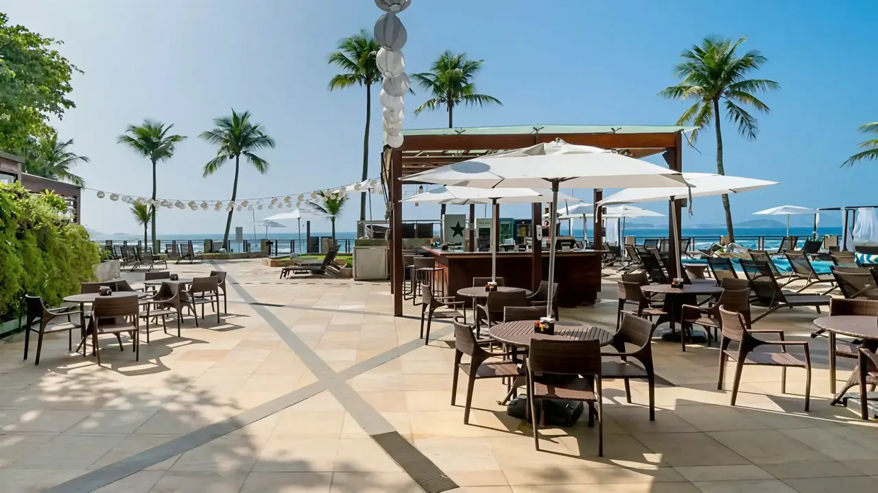 Bar z parasolami w Sheraton Grand Rio przy plaży