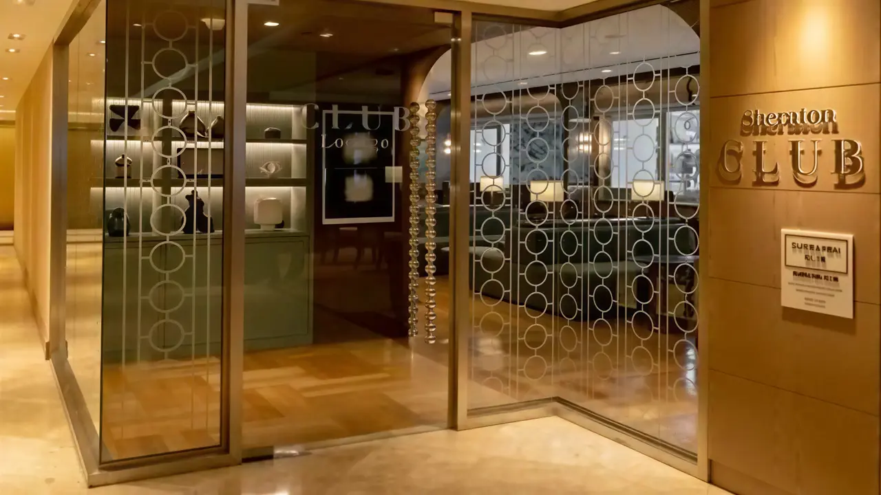 Wnętrze eleganckiego lobby w Sheraton Grand Rio