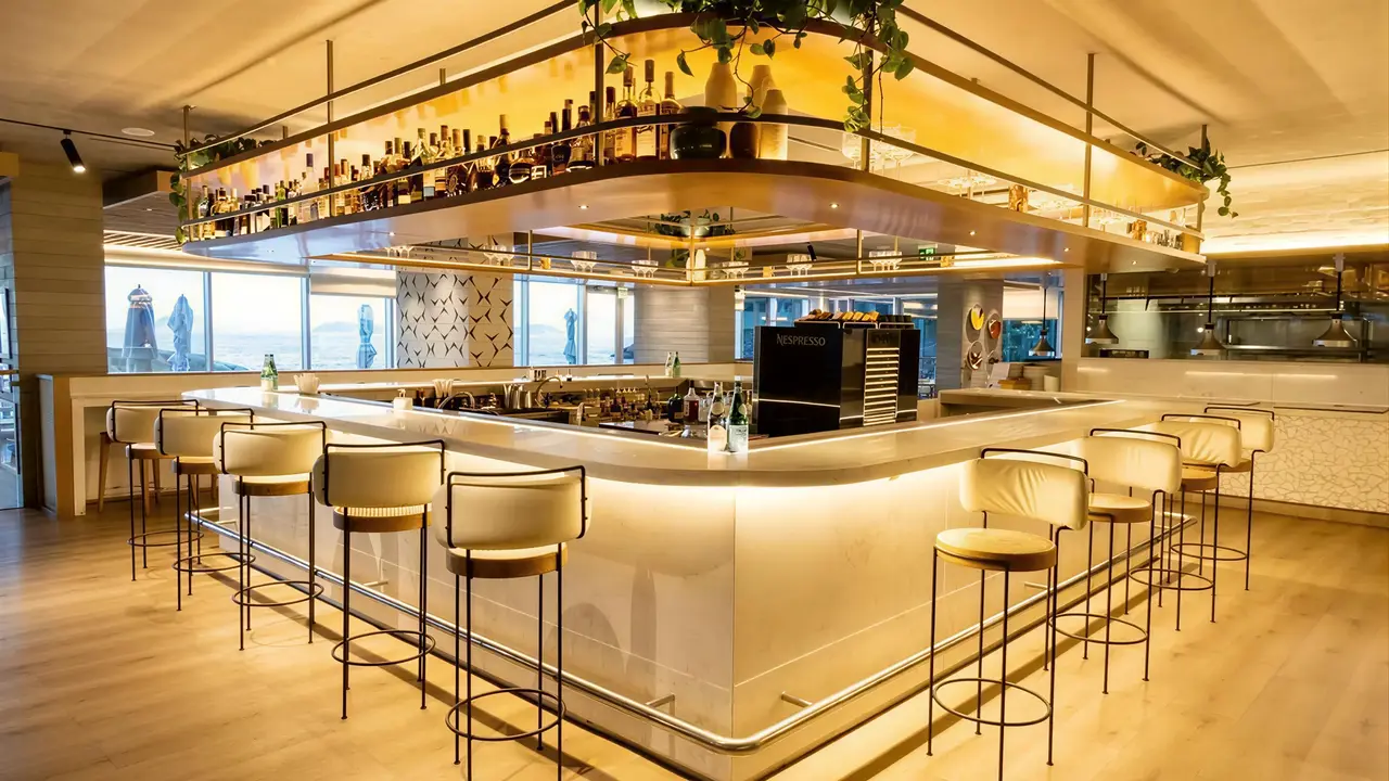 Nowoczesny bar z hokerami w Sheraton Grand Rio